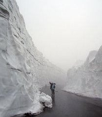 10 Meters High Snow Walls in Norikura