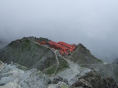 槍から槍ヶ岳山荘を見る