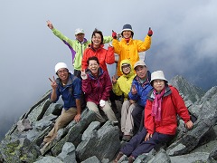 槍ヶ岳頂上で記念撮影