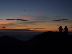 ご来光を待つ二人