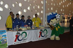 グッズ販売のボランティアとアルプちゃん