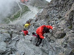 鎖場も慎重に下りよう