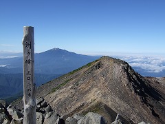 山頂から御嶽山が見えた