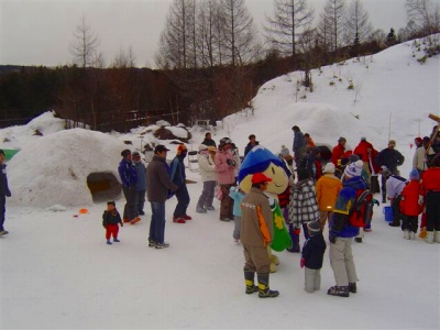かまくらの前でアルプちゃん登場