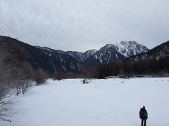 凍った川を歩く