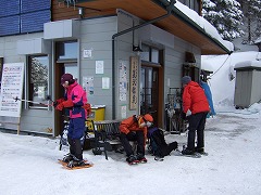 スノーシューを履く