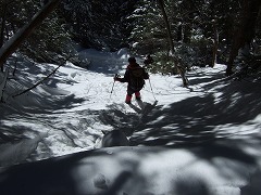 急な斜面を降りる