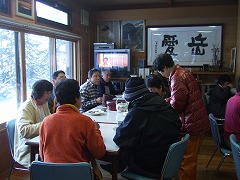 昼食はみんなそろってカレーライス