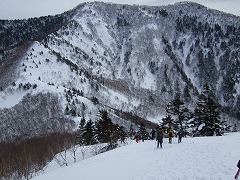 尾根を歩いて行く