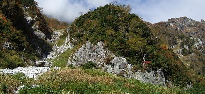 真ん中の山に登っていく