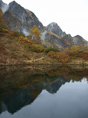 池に映る前穂北尾根