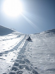 雪庇の切れ間から滑り降りる