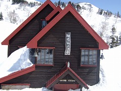 栂池ヒュッテ記念館も雪の中