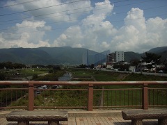 歩行者専用橋から東を眺める