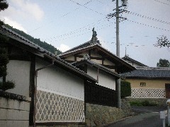 坂の先は矢崎の塀