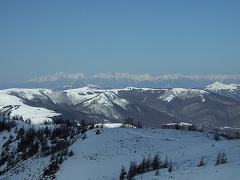 奥に北アルプスが浮かぶ