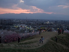頂上から眺める人々