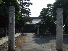 門の左側には西善寺　右には善光寺って書いてありました