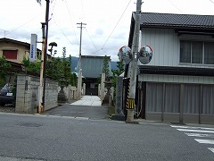 宝栄寺入り口。この前を西へ折れる。