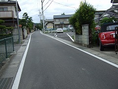 静かな住宅街。ここが街道だったとは、地図をみなくちゃ分からない。