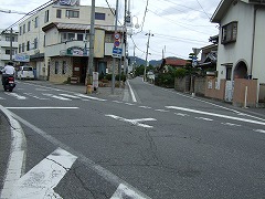 左は国道143号線。でもまっすぐ行く。あってるのか不安になる。