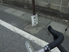 …と、思ったらどうやらあっているみたい。「岡田宿→」とある。