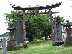岡田神社の参道です。横切ります。
