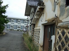 アパートへの道じゃないの？？ってところが、実は善光寺街道。