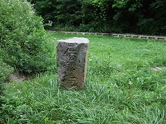 供養塔。ちょいと怖い。