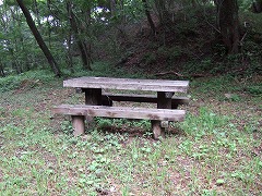 ベンチが一つ。茶屋は無く。お茶は出てこない。