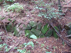 茶屋の石垣の跡だろうか。そこらじゅうに瀬戸物が散乱していた。