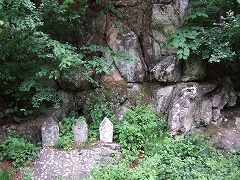 巨大な岩の下に立っています。