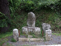 宿場町の端には道祖神。