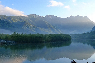 朝靄の大正池と穂高連峰