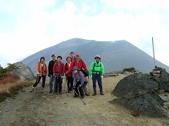 浅間山をバックに
