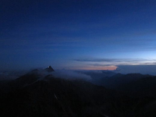 槍ヶ岳に登る光・人