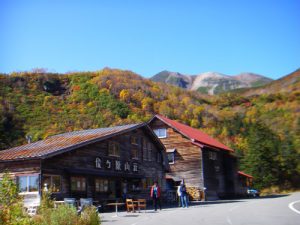 紅葉に包まれた位ヶ原山荘