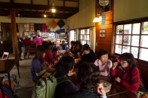 シーズン中の賑わう山荘