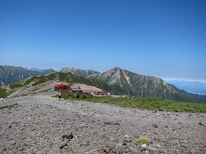 蝶ヶ岳山頂から常念を眺める