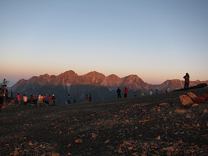 赤い朝がやってきた