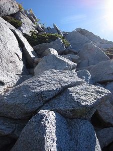 岩場をゆっくり登る