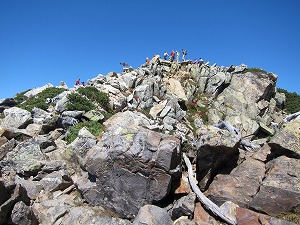 頂上を見上げる