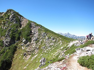常念への尾根の向こうに槍
