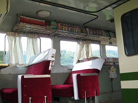 吊り棚にマンガ