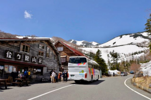 位ヶ原山荘前に到着した春山バス