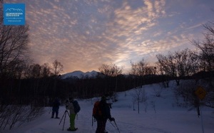 黄昏れの高原を歩く