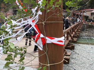 榊で清められた河童橋