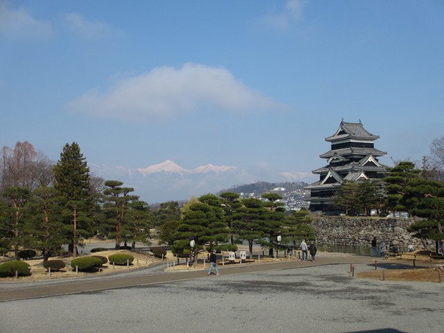 国宝松本城と北アルプス遠望