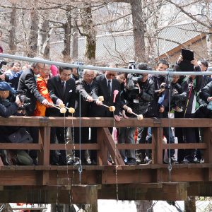 梓川にお神酒が捧げられた