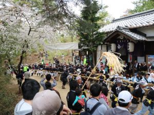 子供と女性が参加し山登る